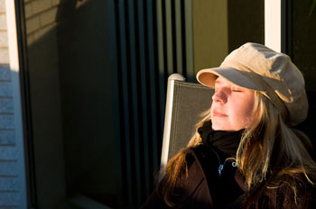 Anki njuter av solen på balkong till Hyatt Regency, Boston