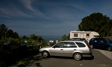 Morgon vid parkeringen utmed medelhavet