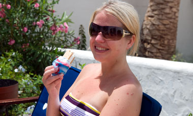 Fika i trädgården i Monte Viñas