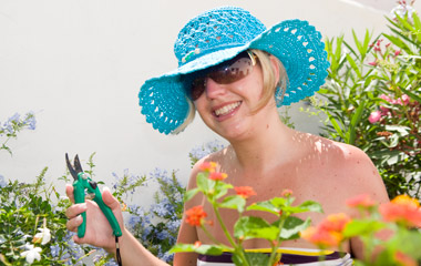 Anki utför trädgårdsarbete i Monte Viñas