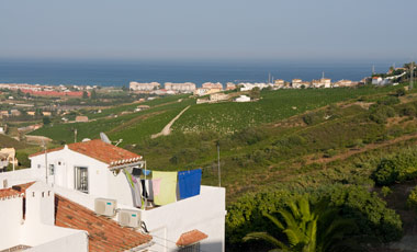 Utsikt över landskap och medelhavet från vårt hustak