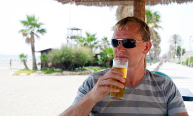 Lasse tar en öl i Estepona
