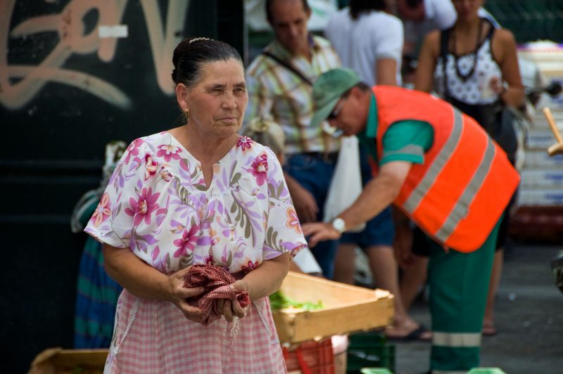 Kvinna utanför Mercado Central-de-Abastos vid Plaza Estévez i Jerez