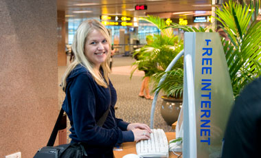 Anki vid dator på Singapore flygplats