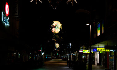 Julpyntad gata i Perth nattetid