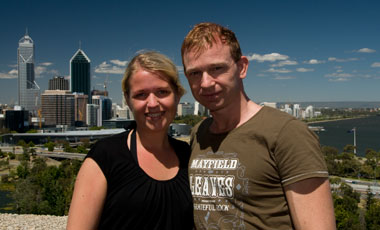 Anki och Lasse i Kings Park med Perth skyline i bakgrunden