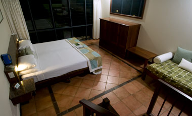 Dubbelrum, poolside, Ferntree rainforest lodge