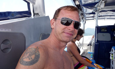 Lasse på båtresa med Ocean Safari Tour