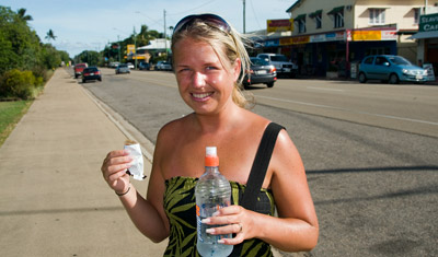 Paus med greyhoundbussen i Cardwell