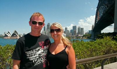 Lasse och Anki med Sydney operahus och Harbour Bridge i bakgrunden