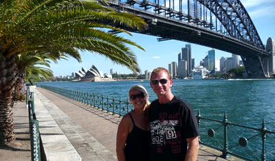 Lasse och Anki med Harbour Bridge i bakgrunden