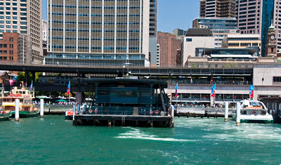 Båt ut från Sydney Harbour