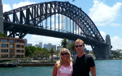Anki och Lasse med Sydney harbour bridge i bakgrunden