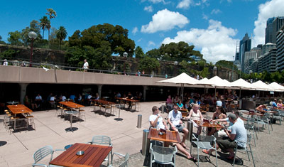 Serveringar utmed operahuset och Sydney harbour