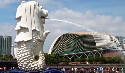 Merlion med Esplanade i bakgrunden, Singapore