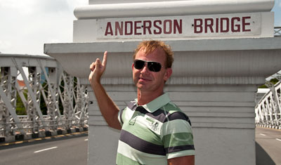 Lasse på Anderson Bridge, Singapore