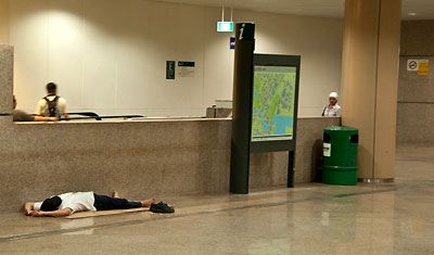 Do not sleep in the underpass, sign, Singapore
