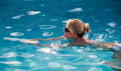 Anki simmar i poolen