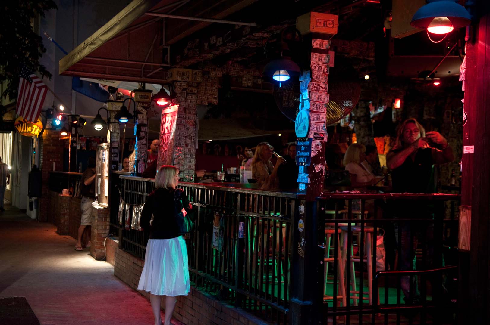 Bar på kvällen vid Duval Street, Key West