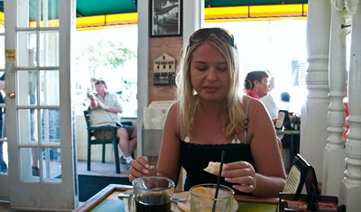 Anki äter frukost på Banana cafe, Key West