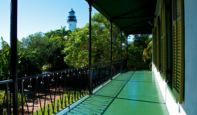 Utsikt från balkongen som går runt övervåningen på huset, Ernest Hemingway Home, Key West