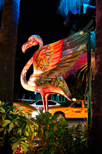 En konstnärligt målad Flamingo vid Mango’s Tropical Café