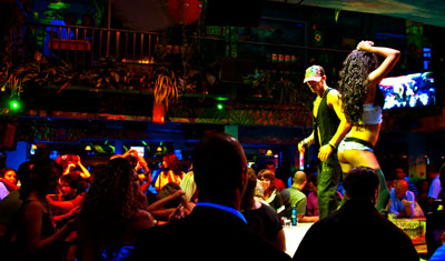 Personal dansar på scenen Mango’s Tropical Café, Ocean Drive Miami