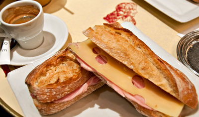 Kaffe och baguette på Café la Comedie i Paris