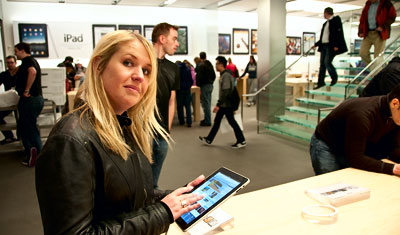 Anki kollar in iPad i Apple store i San Francisco