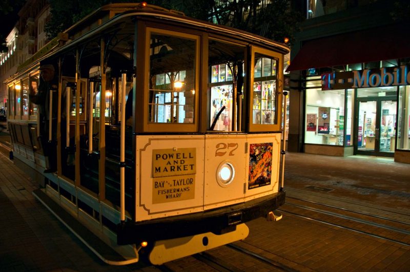 Spårvagn på kvällen i San Francisco