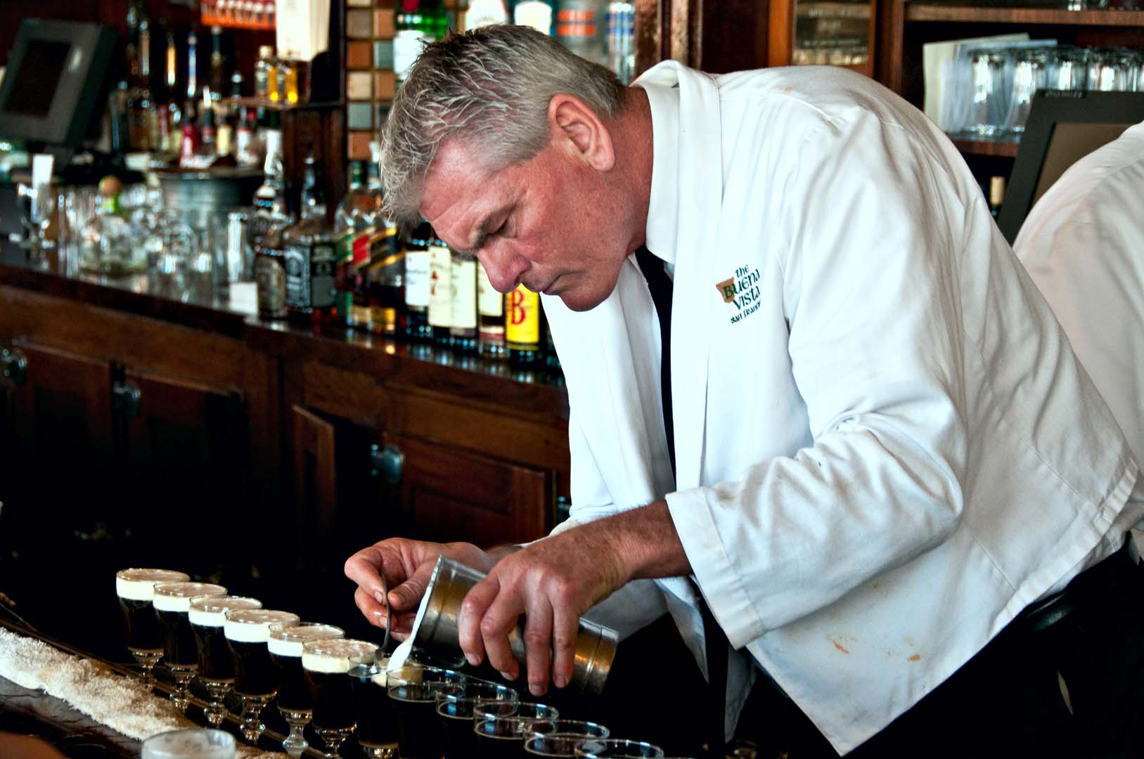 Grädde hälls på Irish Coffee på Buena Vista