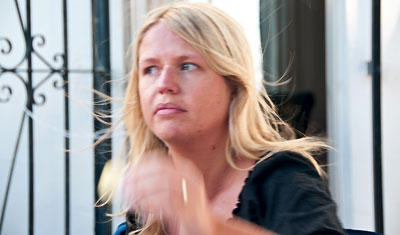 Anki tar en drink i trädgården