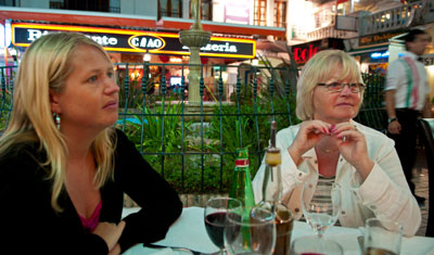 Anki och Aina på restaurang i La 
Duquesa