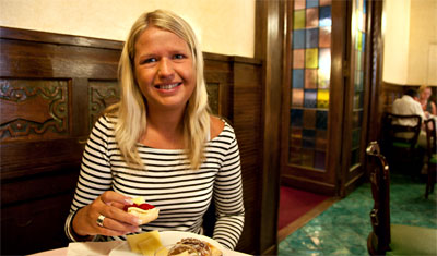 Anki äter frukost på Hotel Atlantico, Rom