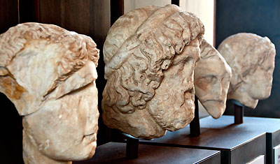 Delar av statyer, inne på Colosseum, Rom