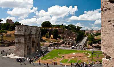 Utsikt över Arch of Constantine från Colosseum, Rom