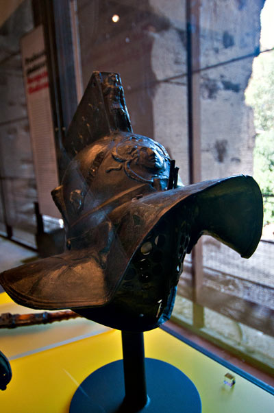 Hjälmar och rustningar för gladiatorer, Colosseum, Rom