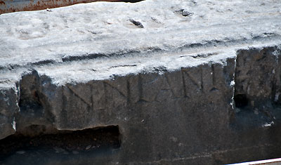 Inristat namn på senators plats inne på Colosseum, Rom