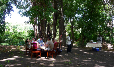 En mysig lunch i en glänta, Murera Springs Eco Lodge Kenya
