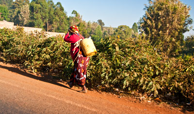 En kvinna längs vägen i centrala Kenya