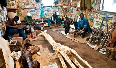 Träsnide i full gång, Mountain View Curio Shop i Nanyuki, Kenya