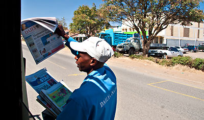 Sammy köper en tidning från bilen, Nyeri Kenya