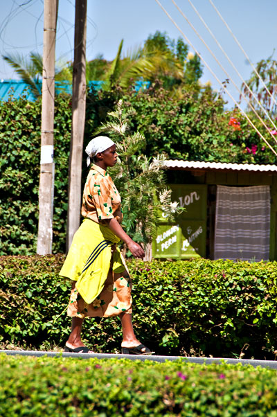 En kvinna med bestämda steg på väg någonstans, Nyeri Kenya