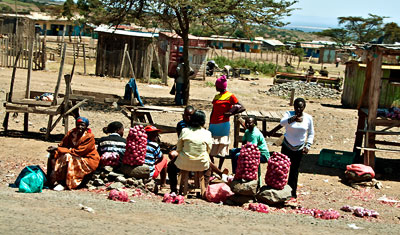 Frukt och grönsaker till salu längs vägen, Kenya