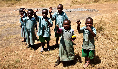 Glada barn hälsar oss välkomna till Maili Saba, Kenya