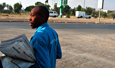 Tidningsförsäljare i Nakuru, Kenya