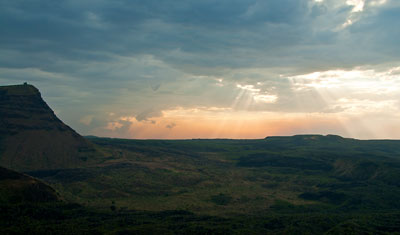 Solstrålar genom molnen, Menengai kratern, Kenya
