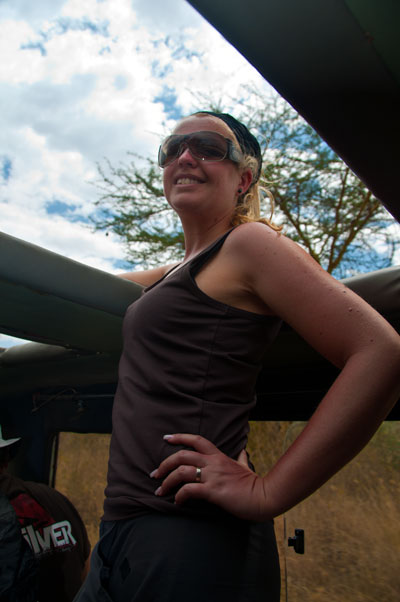 Anki står och spanar efter vilda djur i Lake Nakuru, Kenya
