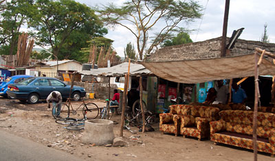 Möbelförsäljning på afrikanskt sätt i Nakuru, Kenya