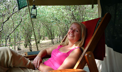 Anki slappar på verandan JK Mara Camp, Kenya